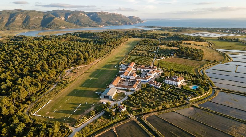 Águas de Moura — поместье с частной взлётной полосой